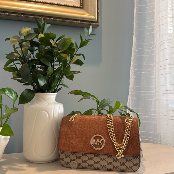 ⚫️ Michael Kors handbags ⚫️ - Picture 1 of 11